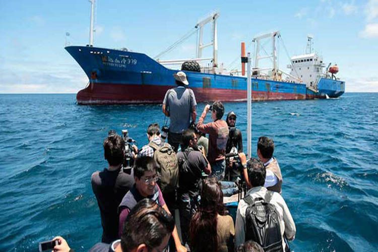 Sentenciada tripulación de buque chino que pescaba ilegalmente en Galápagos